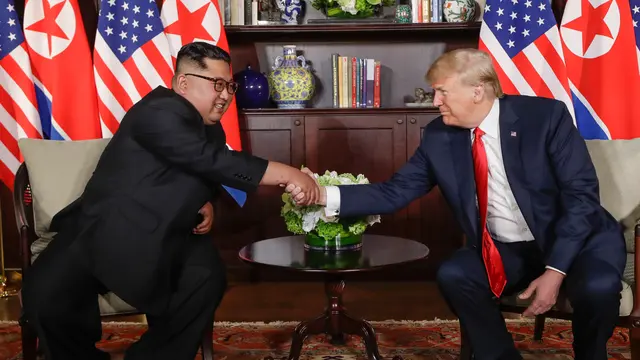 Jabat Tangan Perdana Trump dan Kim Jong-un