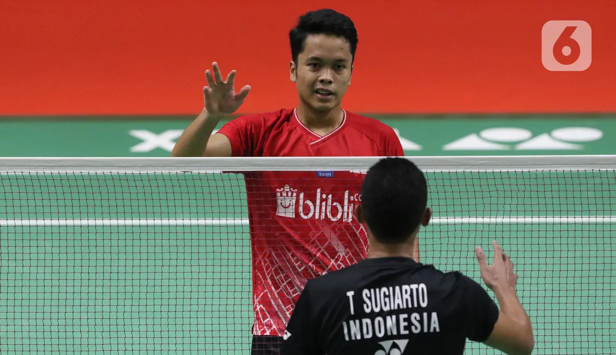 Pebulutangkis Indonesia, Anthony Sinisuka Ginting (kiri) bersiap menyalami Tommy Sugiarto usai laga babak kedua tunggal putra Indonesia Masters 2020 di Istora GBK, Jakarta, Kamis (16/1/2020). Anthony Sinisuka Ginting unggul 21-16 21-15 dan melaju ke perempat final. (Liputan6.com/Helmi Fithriansyah)