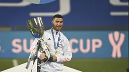 Penyerang Juventus, Cristiano Ronaldo berpose dengan trofi Piala Super Italia usai mengalahkan Napoli di Stadion Mapei di Reggio Emilia, Italia, Kamis (21/1/2021). Dua gol kemenangan klub raksasa Liga Italia itu, dilesakkan Cristiano Ronaldo dan Alvaro Morata. (Massimo Paolone/LaPresse via AP)
