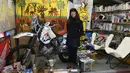 Reiko Miyoshi (60) berpose di samping motor Honda XR400R di "Perefa Cafe" di Matsumoto, Nagano (23/2). Miyoshi berpartisipasi dalam reli lintas negara Paris-Dakar empat kali dengan motor (1988, 1990, 1997 dan 2000). (AFP Photo/Toshifumi Kitamura)