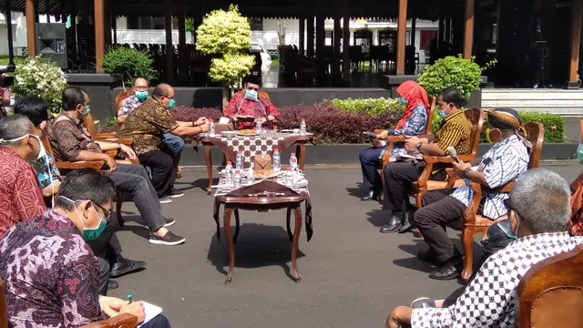 Rapat pencegahan dan penanganan Corona Covid-19 di Banyumas dilakukan di luar ruangan dan berjemur sinar matahari. (Foto: Liputan6.com/Humas Pemkab Banyumas/Ridlo)