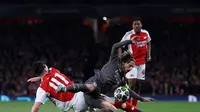 Gelandang Arsenal asal Inggris Declan Rice berebut bola dengan gelandang Real Madrid asal Kroasia Luka Modric selama pertandingan leg pertama perempat final Liga Champions UEFA antara Arsenal dan Real Madrid, di Stadion Emirates, London, pada 8 April 2025. Stadion Emirates, London, pada 8 April 2025.Adrian Dennis / AFP