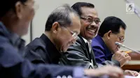 Jaksa Agung HM Prasetyo (kanan) saat mengikuti raker dengan Komisi III DPR, di Gedung Nusantara II, Jakarta, Selasa (5/6). Rapat membahas Kerja Pemerintah Kementerian/Lembaga (RKP K/L) Tahun 2018 dan sejumlah isu aktual. (Liputan6.com/Johan Tallo)