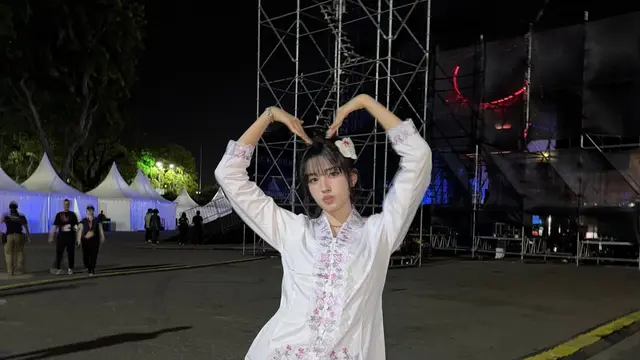 Gaya STAYC Tampil Anggun di Jakarta, Tampil Melokal dengan Kebaya Encim