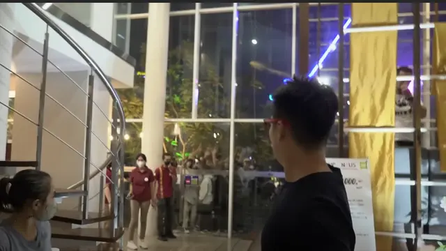 Baim Wong saat diserbu massa begitu pertama kali berkunjung ke Sudirman bersama Kiano untuk menemui pentolan Citayam Fashion Week. (Foto: YouTube/Baim Paula)