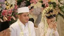 Pesinetron Puadin Redi dan Ryana Dea resmi menjadi sepasang suami istri. Meski Puadin sempat mengulang, akhirnya pasangan ini resmi menjadi suami istri tepat pukul 16.30 WIB. (Galih W. Satria/Bintang.com)