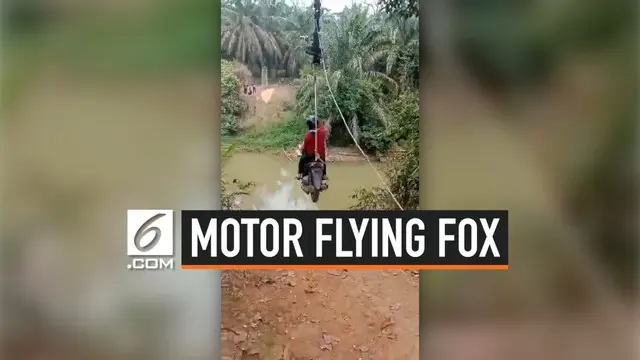 Sebuah motor dimodifikasi seperti flying fox. Hal ini dilakukan dua orang wanita untuk menyeberangi sungai. Meski berbahaya, keduanya berhasil melintasi sungai tersebut.