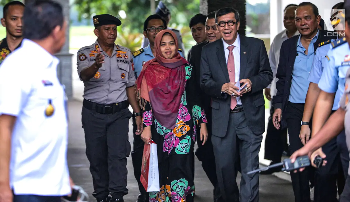 Siti Aisyah didampingi Menteri Hukum dan HAM Yasonna Laoly tiba di Bandara Halim Perdanakusuma, Jakarta, Senin (11/3). Siti Aisyah dibebaskan oleh Pengadilan Tinggi Shah Alam terkait kasus dugaan pembunuhan Kim Jong-Nam. (Liputan6.com/Faizal Fanani)