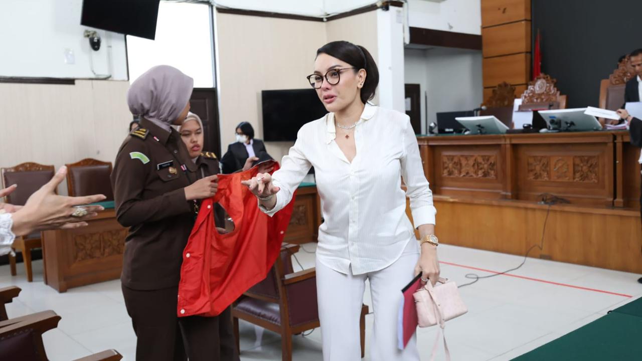 FOTO: Sidang Diwarnai Demo, Nikita Ajukan Eksepsi atas Dakwaan Pemerasan dan TPPU