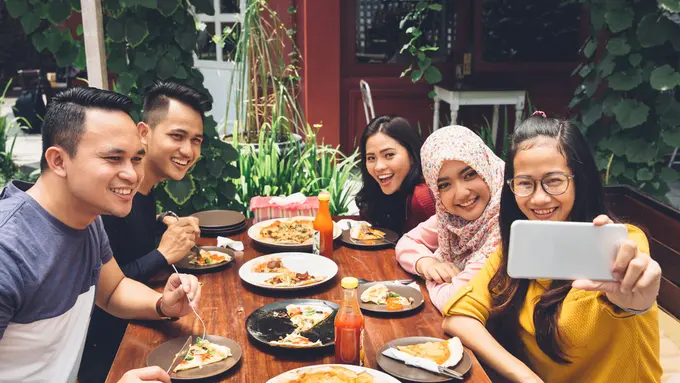 Ilustrasi makan bersama