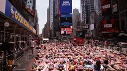 Sejumlah orang mengikuti kelas Yoga yang diadakan oleh Times Square Alliance di Times Square, New York, Amerika Serikat, (20/6). (Drew Angerer / Getty Images / AFP)