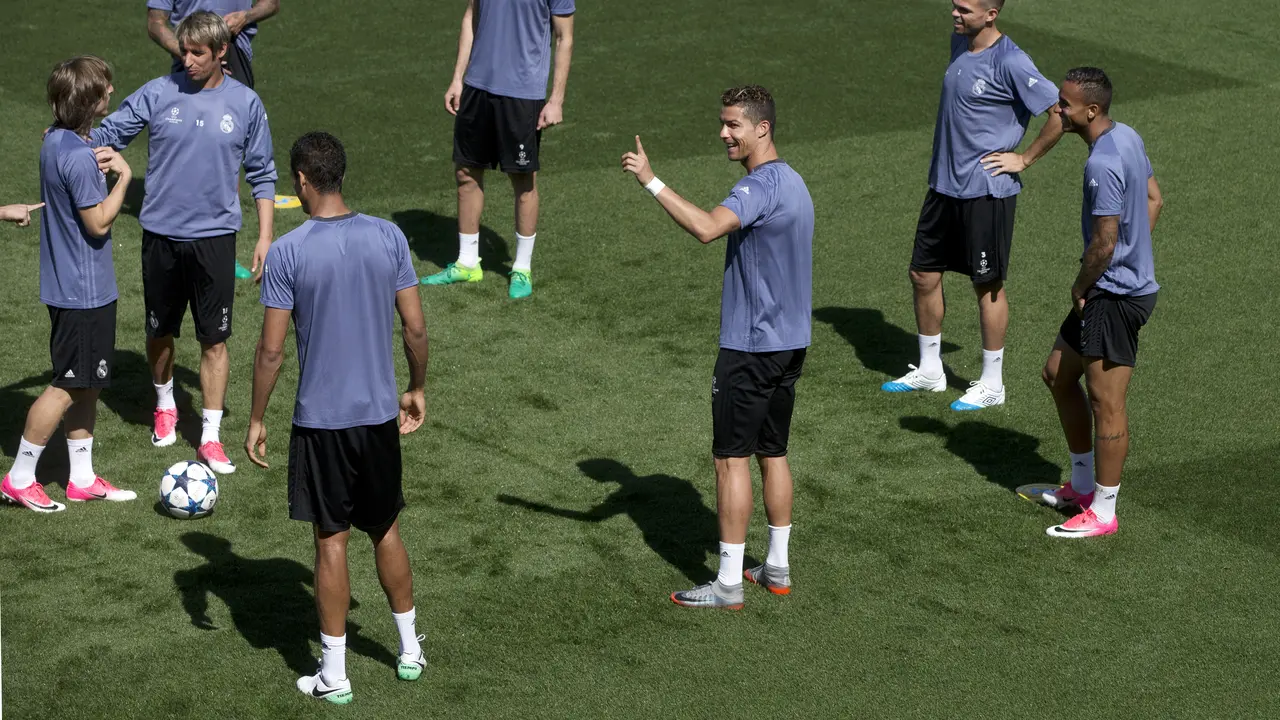Pemain Real Madrid mengikuti latihan beberapa waktu lalu. Cristiano Ronaldo dan kawan-kawan membutuhkan satu angka pada laga melawan Malaga, Senin (22/5/2017) dinihari WIB, untuk menjuarai La Liga musim ini.