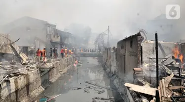 Suasana saat api melahap permukiman warga di Jalan Kebon Jeruk 13, Taman Sari, Jakarta Barat, Minggu (6/10/2019). Kebakaran menghanguskan puluhan rumah di dua kelurahan, Taman Sari dan Mapar. (merdeka.com/Iqbal Nugroho)