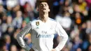 Striker Real Madrid, Cristiano Ronaldo, tampak kecewa usai ditaklukkan Barcelona pada laga bertajuk El Clasico La Liga di Santiago Bernabeu, Sabtu (23/12/2017). Real Madrid takluk 0-3 dari Barcelona. (AFP/Oscar Del Pozo)