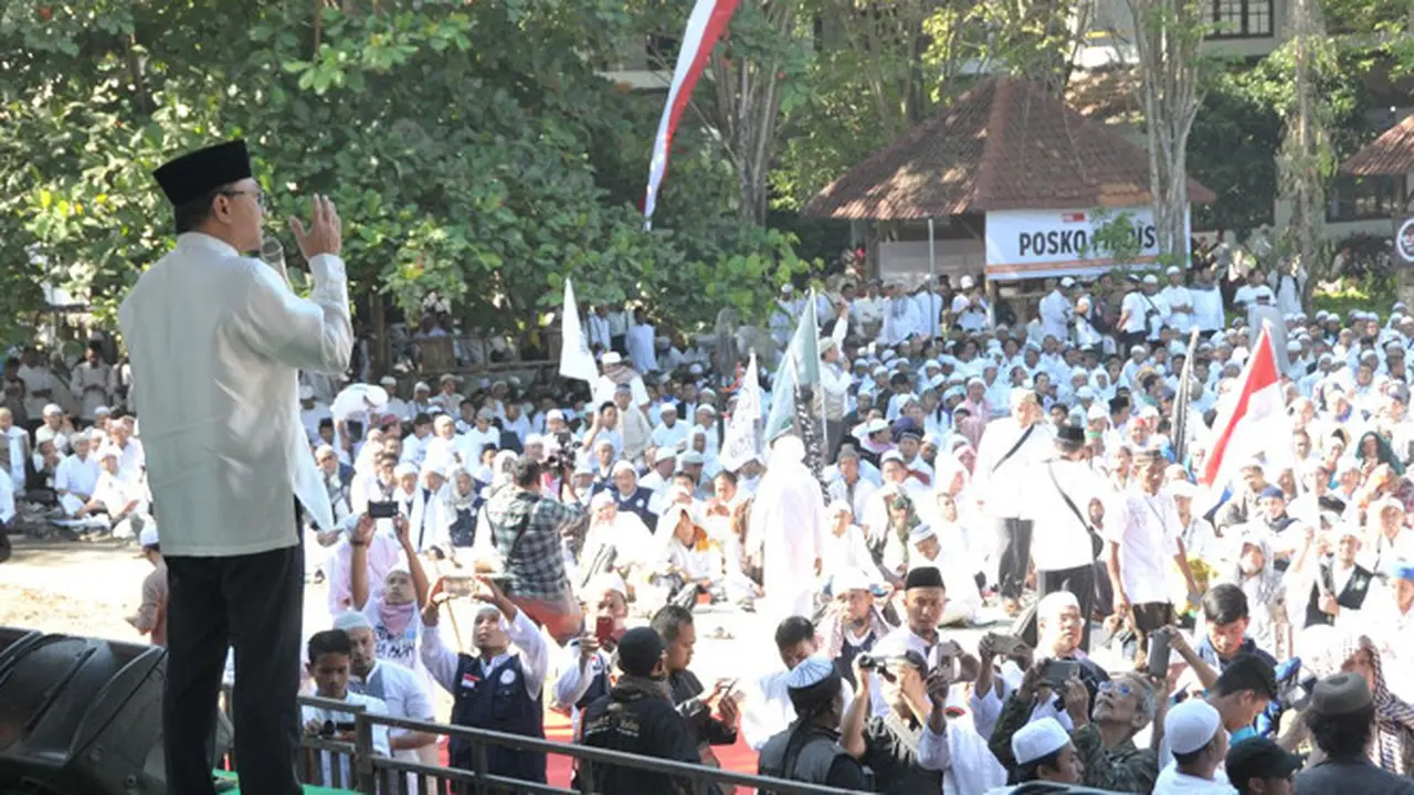 Kepada Santri dan Ulama dari seluruh Jawa Timur yang hadir di Pesantren Al Ishlah. Zulkifli Hasan mengajak untuk menjaga Pancasila dan menanamkan nilai nilai luhur bangsa