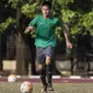 Gelandang Timnas Indonesia U-16, Rendy Juliansyah, menggiring bola saat melawan Kabomania U-17 pada laga uji coba di Stadion Atang Sutresna, Jakarta Timur, Jumat (8/9/2017). Timnas U-16 menang 6-1 atas Kabomania U-17. (Bola.com/Vitalis Yogi Trisna)