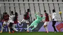 Kiper AC Milan, Gianluigi Donnarumma (tengah) kebobolan gol kedua saat menghadapi Spezia dalam laga lanjutan Liga Italia 2020/21 pekan ke-22 di the Alberto-Picco Stadium, La Spezia, Sabtu (13/2/2021). AC Milan kalah 0-2 dari Spezia. (AFP/Marco Bertorello)