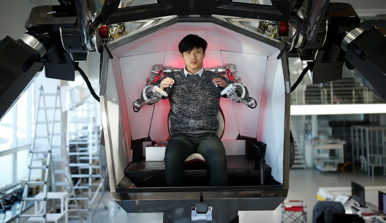Seorang karyawan berada di dalam ruang kontrol robot berawak "METHOD-2" selama demonstrasi di Gunpo, Korea Selatan, (27/12). Robot raksasa ini memiliki ketinggian 4 meter. (Reuters/Kim Hong-Ji)