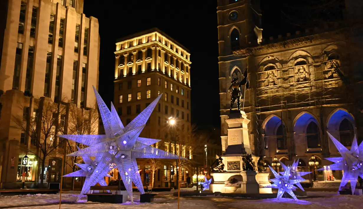 Kota Tua dan alun-alun di seberang basilika Notre-Dame, terlihat sepi setelah pemberlakuakn jam malam di Montreal, Kanada pada 9 Januari 2021. Perdana Menteri Quebec, Francois Legault memerintahkan jam malam untuk membendung kasus infeksi virus corona COVID-19 yang terus melonjak. (Eric THOMAS/AFP)