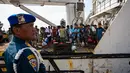 Sejumlah korban kebakaran kapal KM Mutiara Sentosa II berada di atas Kapal Negara (KN) Masalembo bersiap untuk bersandar di Dermaga Jamrud Utara, Pelabuhan Tanjung Perak, Surabaya, Jawa Timur, Selasa (4/8/2026).