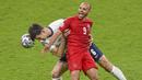 Harry Maguire - Pemain belakang Manchester United ini lagi-lagi menunjukkan kualitasnya sebagai salah satu bek top dunia. Selain handal dalam duel udara, ketangguhan Maguire di lini pertahanan Inggris benar-benar menjadi momok para penyerang Denmark. (Foto:AP/Justin Tallis, Pool)
