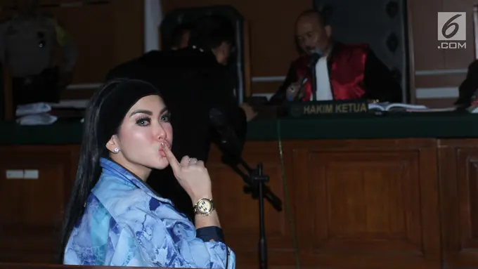 Izin Buka Jaket, Syarini Kepanasan di Ruang Sidang Kasus First Travel