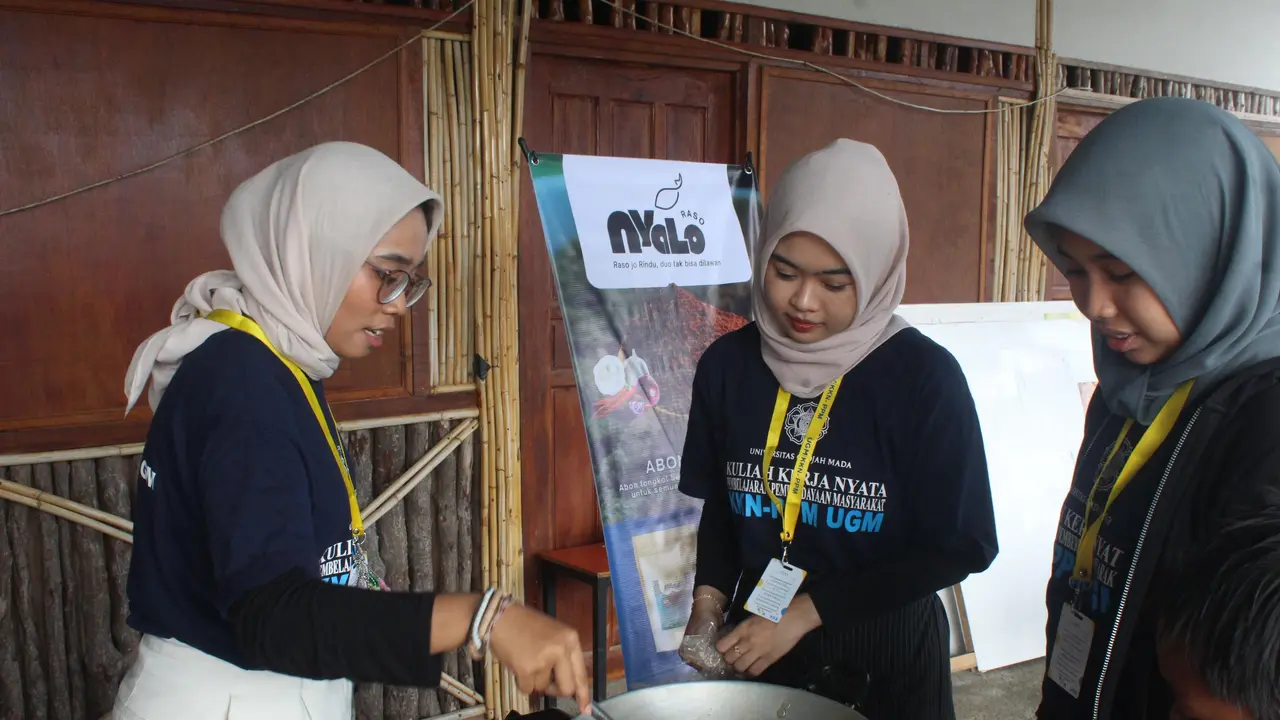 Mahasiswa melakukan Kuliah Kerja Nyata Pembelajaran dan Pemberdayaan Masyarakat (KKN PPM).