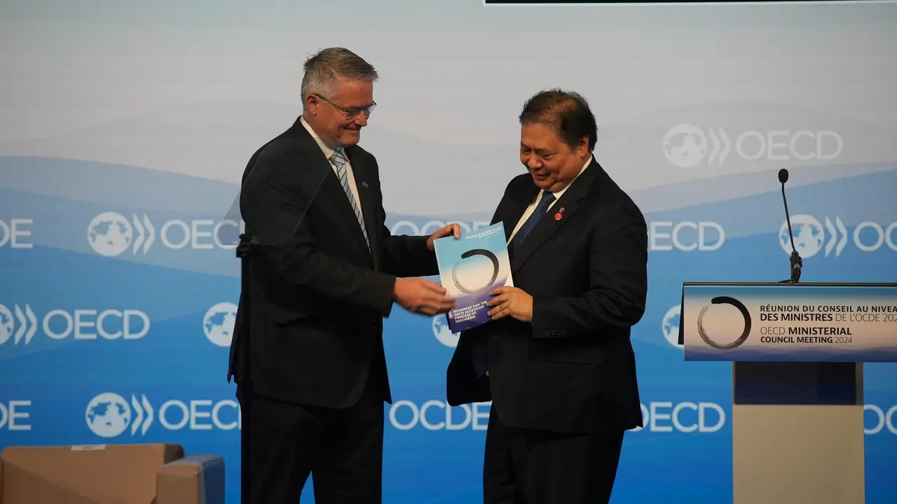 Menteri Koordinator (Menko) Bidang Perekonomian Airlangga Hartarto menerima Peta Jalan Aksesi Keanggotaan OECD Indonesia pada pembukaan Pertemuan Tingkat Menteri OECD di Paris Prancis (2/5/2024).