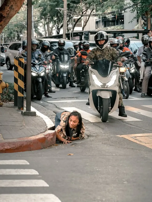 Gambar-gambar yang viral di Filipina, menunjukkan wanita keluar dari got pada 26 Mei 2025. (IAMMRTHIRTY/INSTAGRAM)