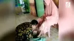 Memohon doa restu, pria ini membasuh muka dan meminum air bekas cucian kaki sang ibu.