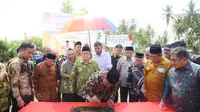 Ketua Pembina Yayasan Matauli Akbar Tandjung dan Pj Bupati Tapanuli Tengah Sugeng Riyanta melakukan pencanangan pembangunan kampus Sekolah Tinggi Agama Islam Barus (STAIB) di Kecamatan Barus, Kabupaten Tapanuli Tengah, Sumatera Utara (Sumut). (Ist)