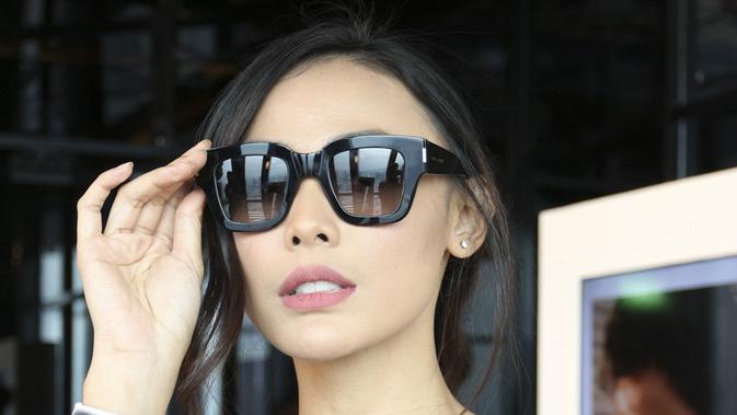 5 Kacamata  yang  Tren di 2019 Ini Bisa Bikin Gaya Makin 