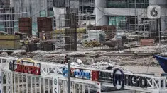 Aktivitas pekerja saat menyelesaikan proyek pembangunan Jakarta International Stadium (JIS) atau juga yang dikenal Stadion Bersih Manusiawi Wibawa (BMW), Kamis (9/7/2020). (merdeka.com/Iqbal S. Nugroho)