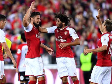 Para pemain Arsenal merayakan gol yang dicetak oleh Olivier Giroud ke gawang Western Sydney Wanderers pada laga persahabatan di ANZ Stadium, Sabtu (15/7/2017). Arsenal menang 3-1 atas Western Sydney Wanderers. (EPA/Dan Himbrechts)