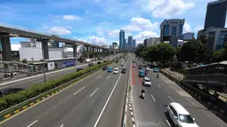Penurunan volume arus lalu lintas terlihat jelas jika dibandingkan hari kerja normal. Tampak dalam foto, suasana ruas jalan Jenderal Gatot Subroto, Jakarta, saat pemberlakukan kebijakan Work From Home (WFH) untuk Aparatur Sipil Negara (ASN), Jumat (10/4/2026). (Kapanlagi.com/Budy Santoso)
