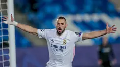 Penyerang Real Madrid, Karim Benzema berselebrasi usai mencetak gol ke gawang Borussia Monchengladbach pada pertandingan Grup B Liga Champions di Estadio Alfredo Di Stefano, Kamis (10/12/2020). Benzema mencetak dua gol dan mengantar Madrid menang 2-0 atas Monchengladbach. (AP Photo/Bernat Armangue)
