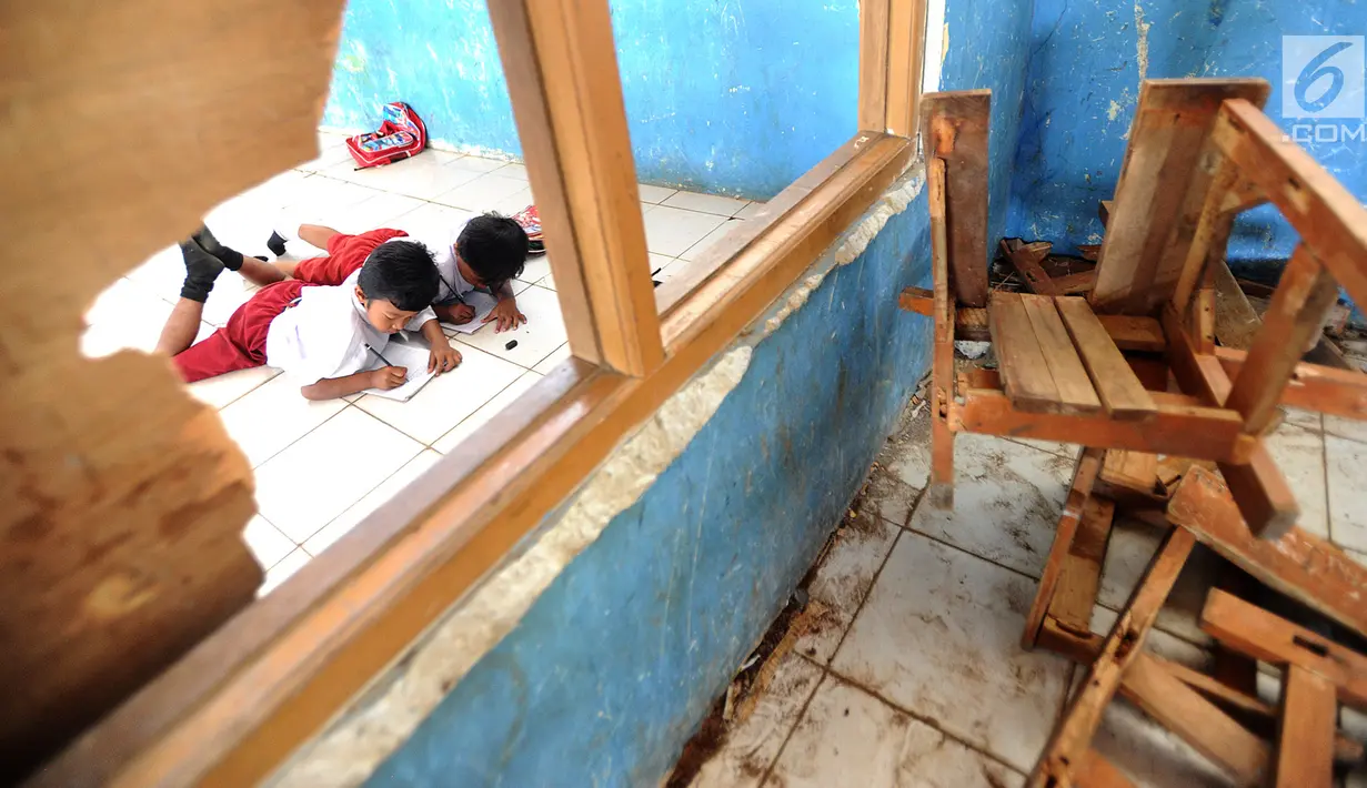 Siswa kelas II SDN Kertajaya 2 mengikuti aktivitas belajar di lantai kelas, di Rumpin, Bogor, Senin (3/9). Tidak tersedianya meja dan kursi di tiga ruang kelas menyebabkan mereka belajar di lantai selama lebih dari 3 tahun. (Merdeka.com/Arie Basuki)