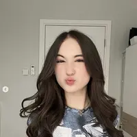 Laura Moane menjadi sosok yang curi perhatian. Gaya Fashionnya hadirkan pesona yang begitu memikat. [Foto: Instagram/ Laura Moane]