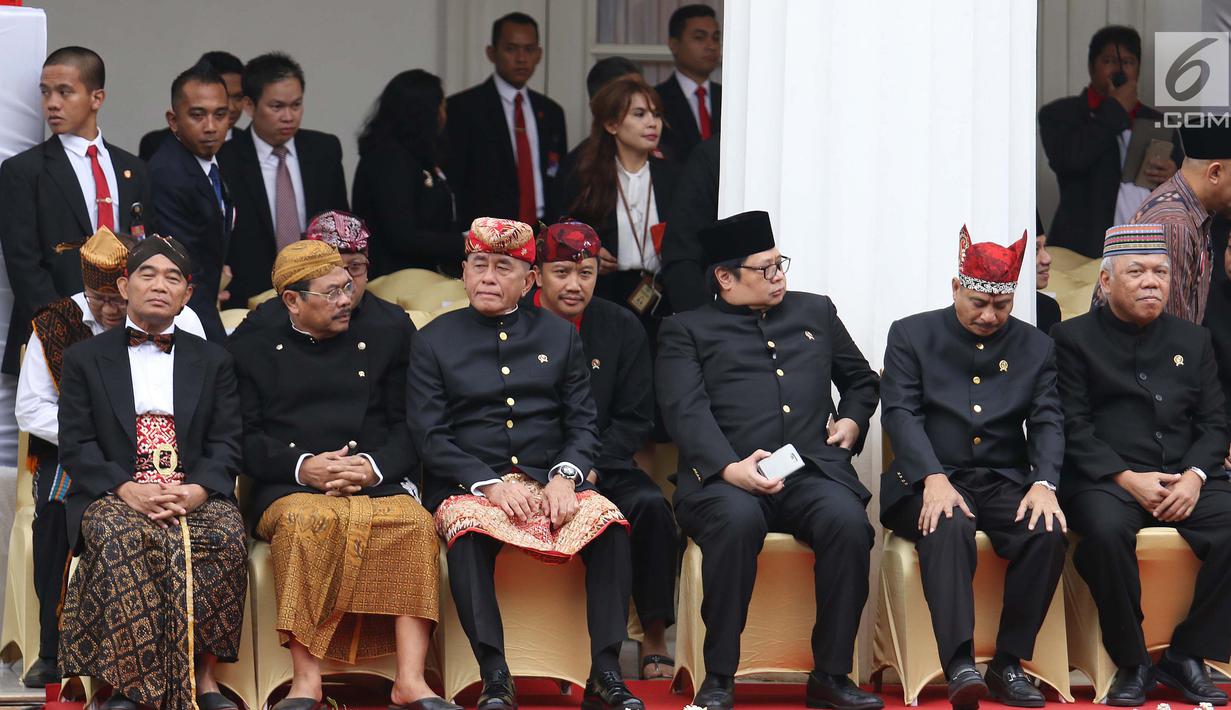 Sejumlah menteri kabinet dan pejabat mengenakan pakaian adat saat mengikuti upacara Hari Lahir Pancasila di gedung Pancasila, Jakarta, Kamis (1/6). Dalam upacara ini menteri Kabinet Kerja kompak mengenakan busana adat Nusantara.(Liputan6.com/Angga Yuniar)