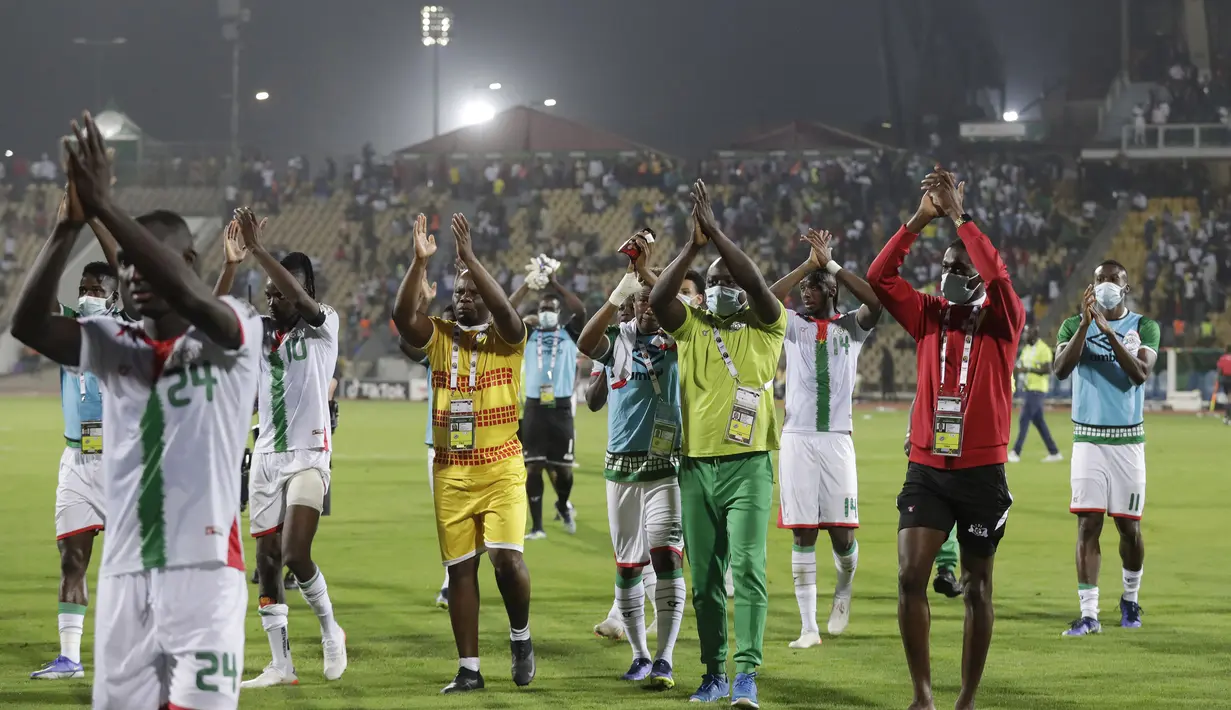 Para pemain Burkina Faso bertepuk tangan usai pertandingan melawan Senegal pada semifinal Piala Afrika 2022 antara Burkina Faso melawan Senegal di stadion Ahmadou Ahidjo di Yaounde, Kamerun, Rabu, 2 Februari 2022. (AP Photo/Minggu Alamba)