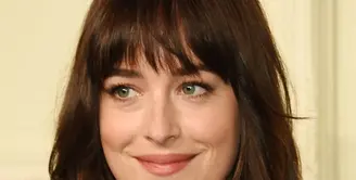 Blunt bang dipotong lurus di dahi dan tidak memiliki lapisan. Poni Dakota Johnson ini bisa mengontrol rambut kusut, sekaligus menjaga rambut tetap terlihat berkilau.