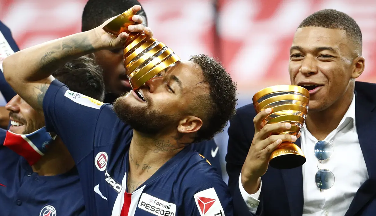 Pemain PSG, Neymar dan Kylian Mbappe, merayakan trofi juara Piala Liga Prancis usai mengalahkan Olympique Lyon di Stade de France, Sabtu (1/8/2020) dini hari WIB. PSG menang 6-5 atas Lyon lewat adu penalti. (AFP/Geoffroy Van Der Hasselt)