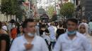 Orang-orang berjalan di sepanjang Jalan Istiklal, jalan perbelanjaan utama di Istanbul, Selasa (27/7/2021). Turki telah mencatat lebih dari 15.000 kasus virus corona baru, karena jumlah infeksi yang terus meningkat. (AP Photo/Mucahid Yapici)