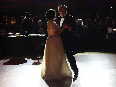 Wapres terpilih AS, Mike Pence bersama istrinya, Karen Pence berdansa di Indiana Society Ball, Washington, DC. AS (19/1). Jelang pelantikan mendampingi Donald Trump, Mike Pence menyempatkan diri berdansa bersama istrinya. (Spencer Platt/Getty Images/AFP)