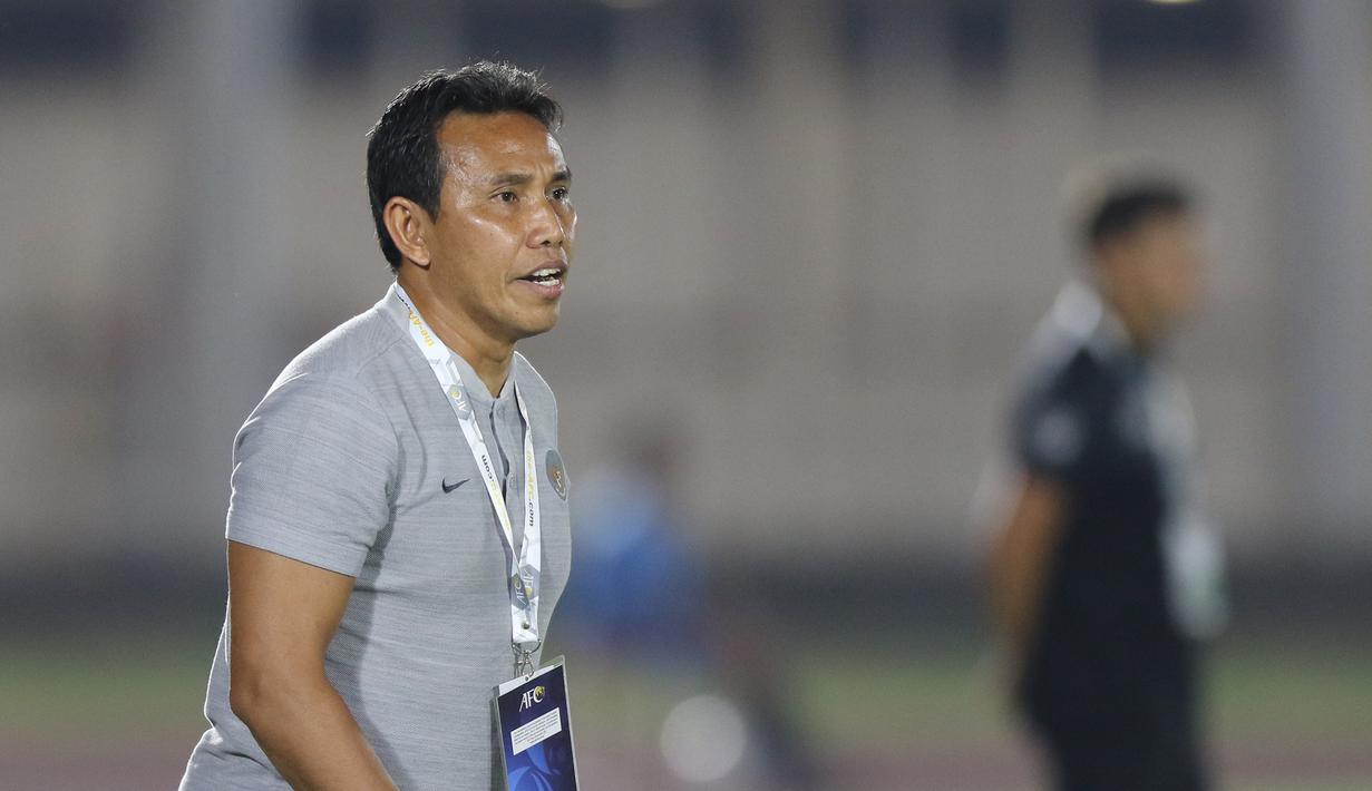 Pelatih Timnas Indonesia U-16, Bima Sakti, saat melawan Filipina pada laga babak Kualifikasi Piala AFC U-16 2020 di Stadion Madya, Jakarta, Senin (16/9/2019). Indonesia menang 4-0 atas Filipina. (Bola.com/M Iqbal Ichsan)