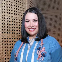 Ditemui saat peluncuran album Dara Jana, di Galeri Indonesia Kaya, Grand Indonesia, Kamis (12/11), Titi DJ mengatakan lantaran kesibukan yang dimilikinya ditambah permasalahan biaya maka Dara Jana baru bisa diperkenalkan. (Galih W. Satria/Bintang.com)