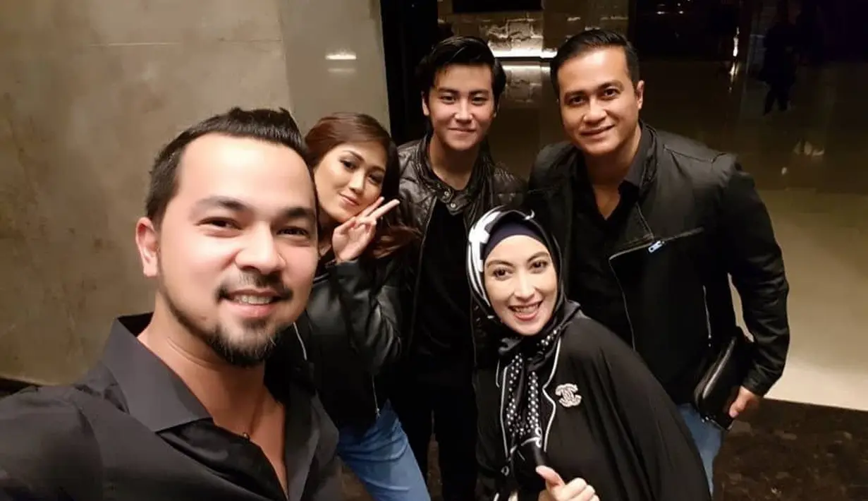 "Hal yang paling terindah di dunia ini adalah kamu di kelilingi oleh orang2 yang sayang dan sangat mencintai kamu.. Mas @rafipangestu kuu...sehat2 terus ya, semoga selalu bahagia dan selalu dalam lindungan Allah SWT...aminn 😍," tulis Adjie.
