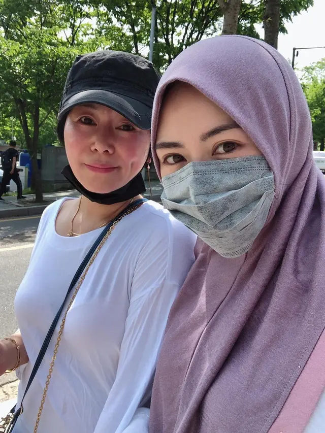 7 Potret Kebersamaan Ayana Moon dan Ibunda, Bak Kakak Adik