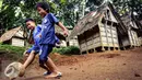 Sejumlah anak-anak Suku Baduy asyik bermain sepak bola di pekarangan rumah Kampung Kadung Jangkung, Kabupaten Lebak, Banten (11/05). Mereka bermain dengan bola sepak seadanya. (Liputan6.com/Fery Pradolo)