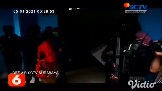 VIDEO : Polisi Kawal Ketat Kedatangan 77.760 Dosis Vaksin Covid-19 di Jatim